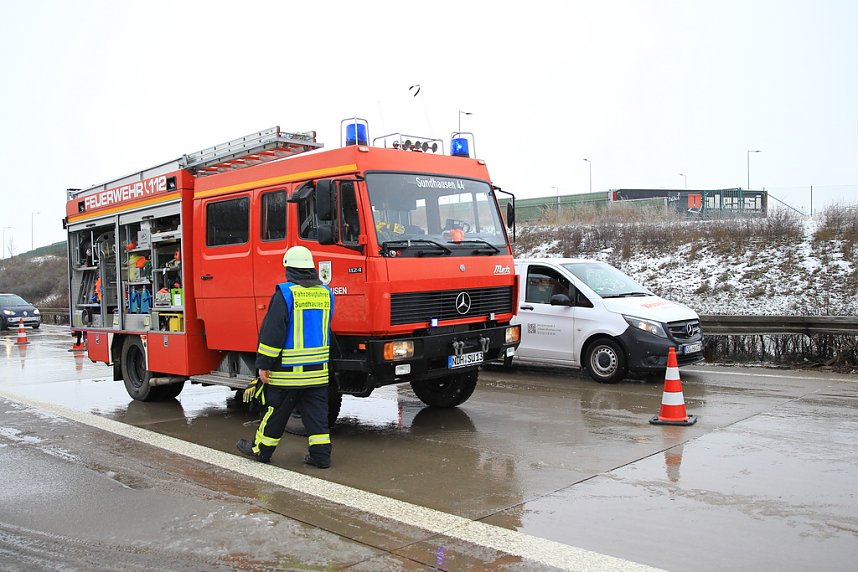 Transporter in der Mittelleitplanke