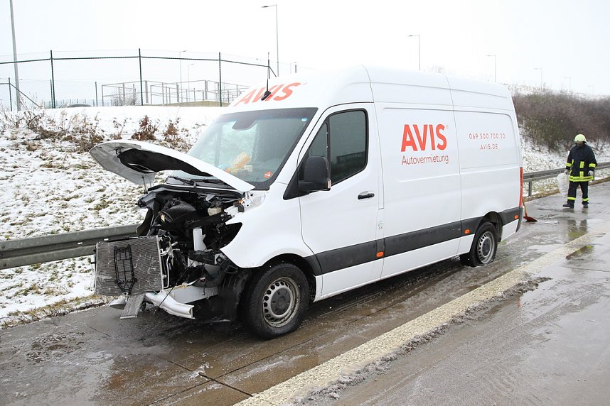 Transporter in der Mittelleitplanke