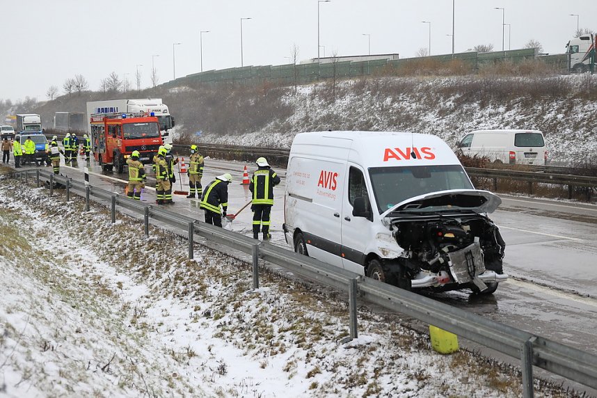Transporter in der Mittelleitplanke