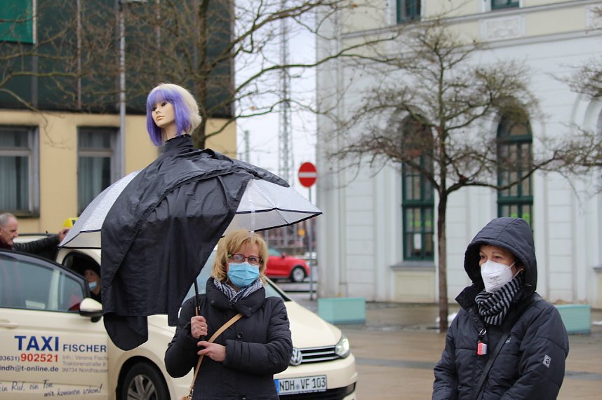 Proteste der Fris&ouml;rinnung vor dem Nordh&auml;user Bahnhof