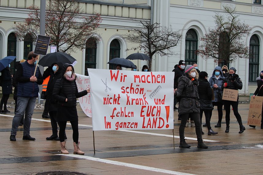 Proteste der Fris&ouml;rinnung vor dem Nordh&auml;user Bahnhof