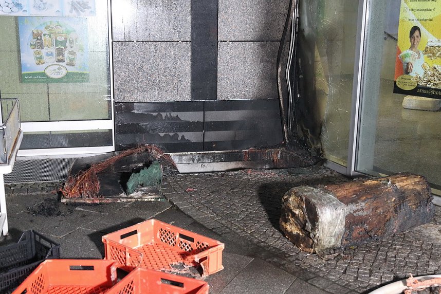 Feuerwehren im Einsatz an der Atrium-Passage