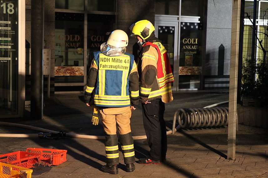Feuerwehren im Einsatz an der Atrium-Passage