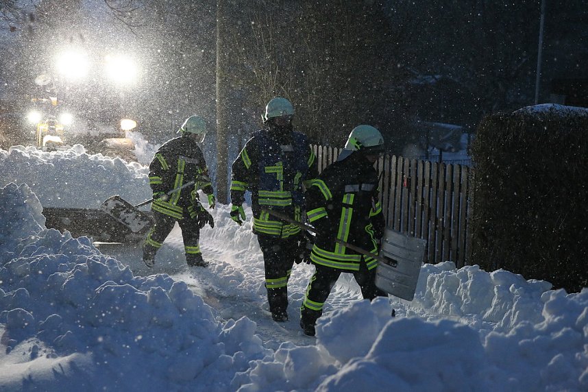 Feuerwehr befreit Anwohner