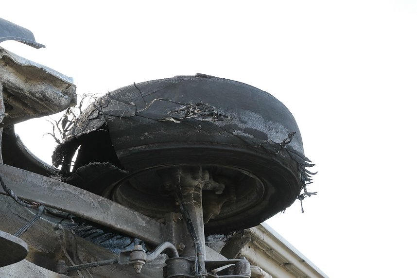 Reifenplatzer f&uuml;hrt zu Unfall