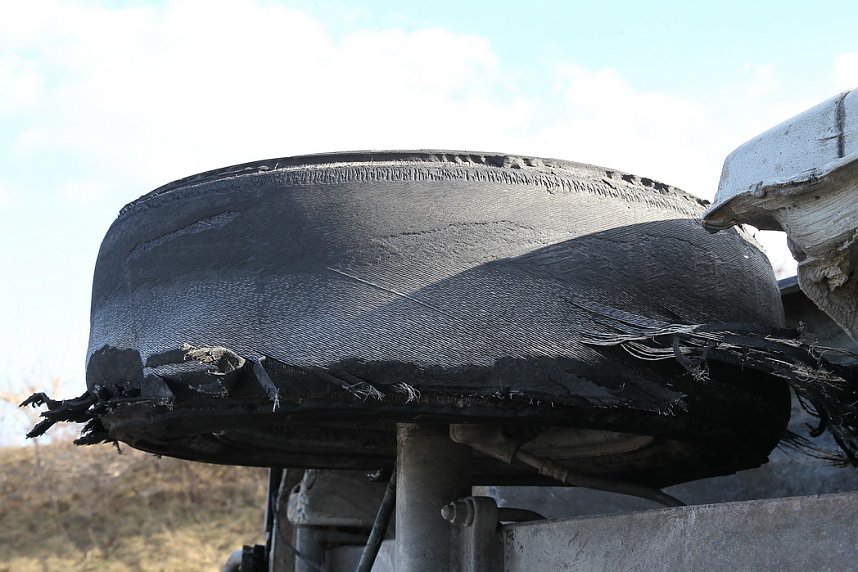 Reifenplatzer f&uuml;hrt zu Unfall