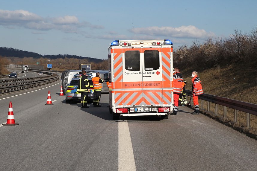 Reifenplatzer f&uuml;hrt zu Unfall
