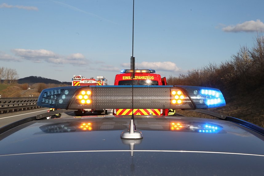 Reifenplatzer f&uuml;hrt zu Unfall