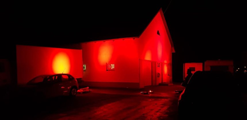 Illuminiertes Wohnhaus und Lager