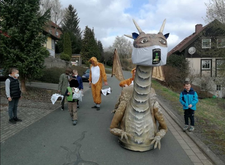 Osterhase "fliegt" auf dem Drachen durchs Dorf