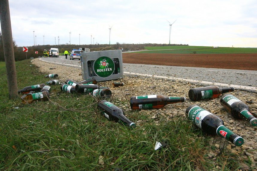 Unfallflucht und verlorene Ladung auf der B4