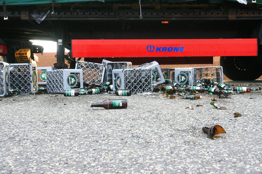 Unfallflucht und verlorene Ladung auf der B4