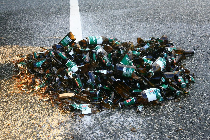 Unfallflucht und verlorene Ladung auf der B4