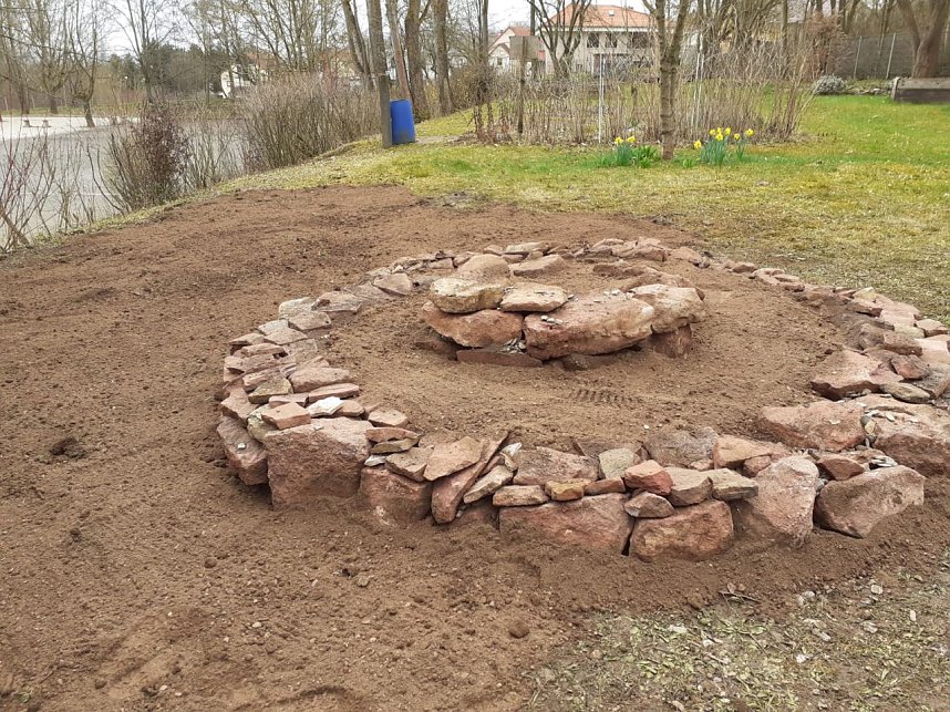 Dank dem Einsatz einiger Jugendlicher wurde die F&ouml;rstemannschule Anfang April um eine Kr&auml;uterspirale bereichert