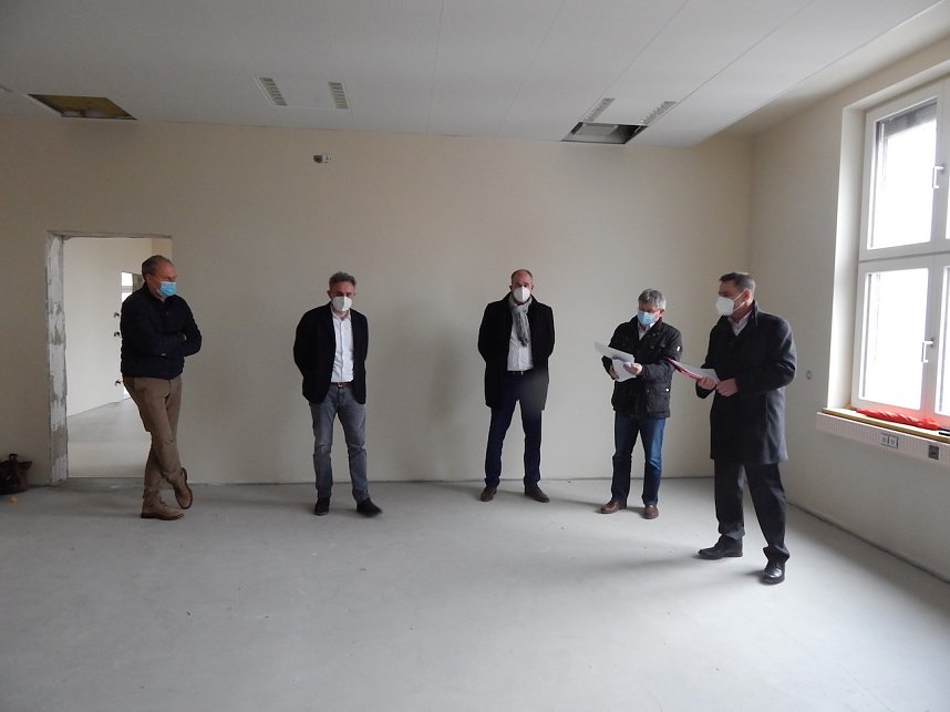 Ein Blick auf die Baustelle: das Humboldt-Gymnasium soll zum neuen Schuljahr bezugsfertig sein