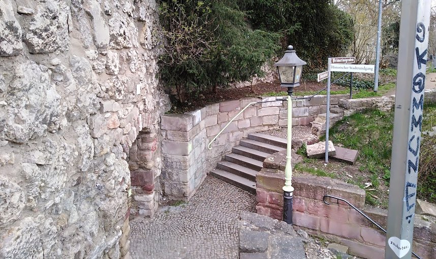 Bilder von der Stadtmauer: Zerst&ouml;rung, Beschmierung. Durch die gesamte Stadt ziehen sich beschmierte &ouml;ffentliche Anlagen.