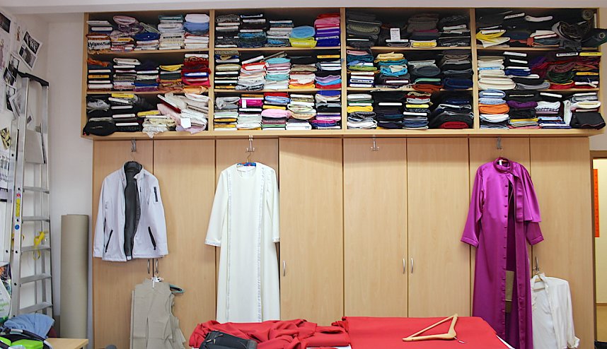 In den regalen lagern einige Stoffballen und warten auf ihren Einsatz