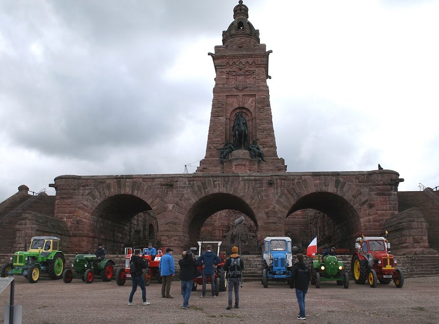 Traktortreffen vor der Kamera - der NDR drehte am Kyffh&auml;user-Denkmal