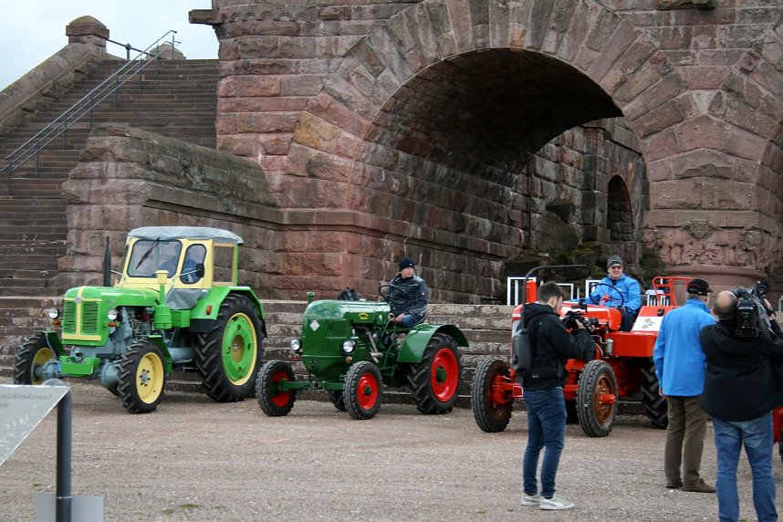 Traktortreffen vor der Kamera - der NDR drehte am Kyffh&auml;user-Denkmal