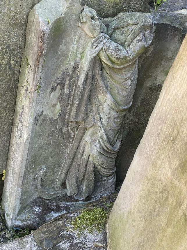 Weitere Stationen der "Rundreise": Triton mit Blessuren, die kopflose Marmorplastik einer Frau und das Betonrelief am Frauenberg