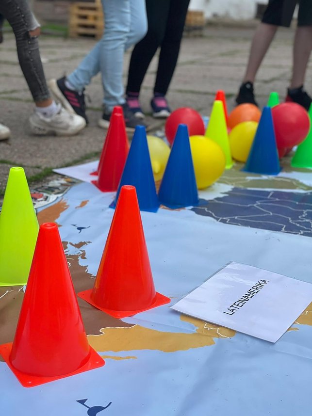 Grundsch&uuml;ler im Klimapavillon