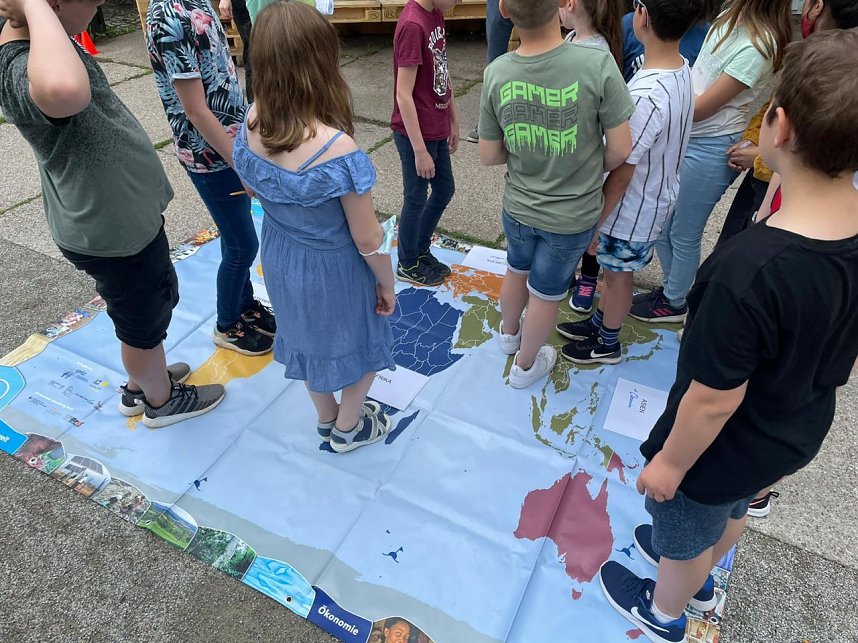 Grundsch&uuml;ler im Klimapavillon