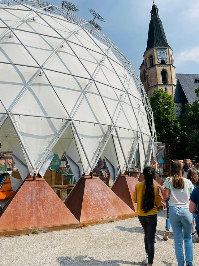 Grundsch&uuml;ler im Klimapavillon