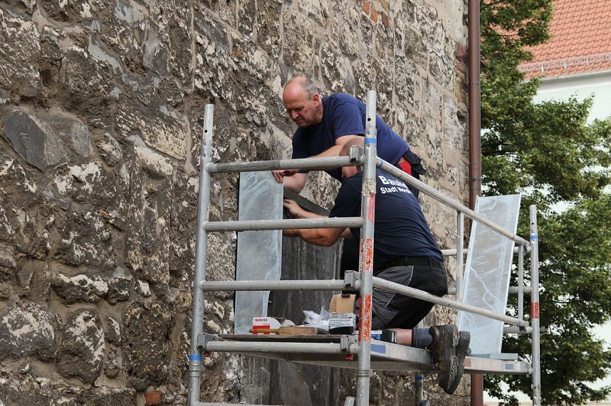 Am Rathaus wurde eine einfache L&ouml;sung gefunden die alten Steintafeln zu sichern