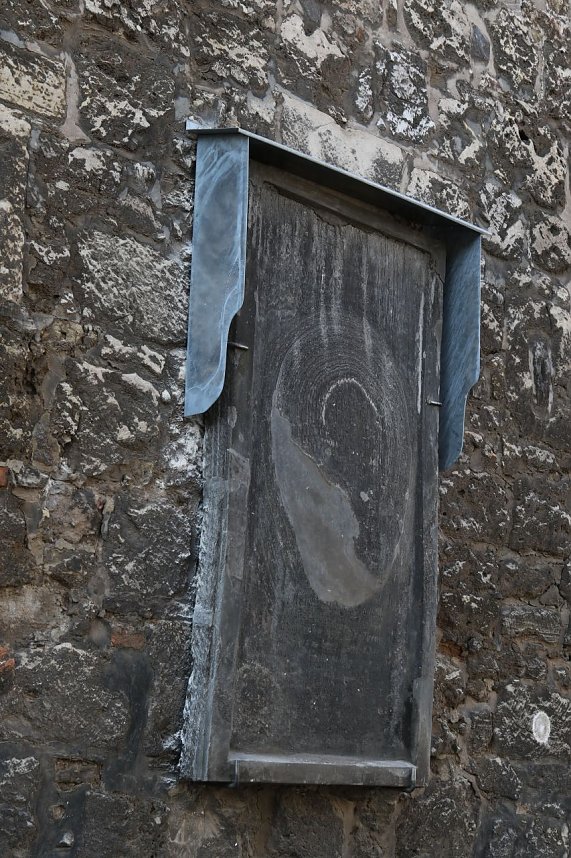 Am Rathaus wurde eine einfache L&ouml;sung gefunden die alten Steintafeln zu sichern