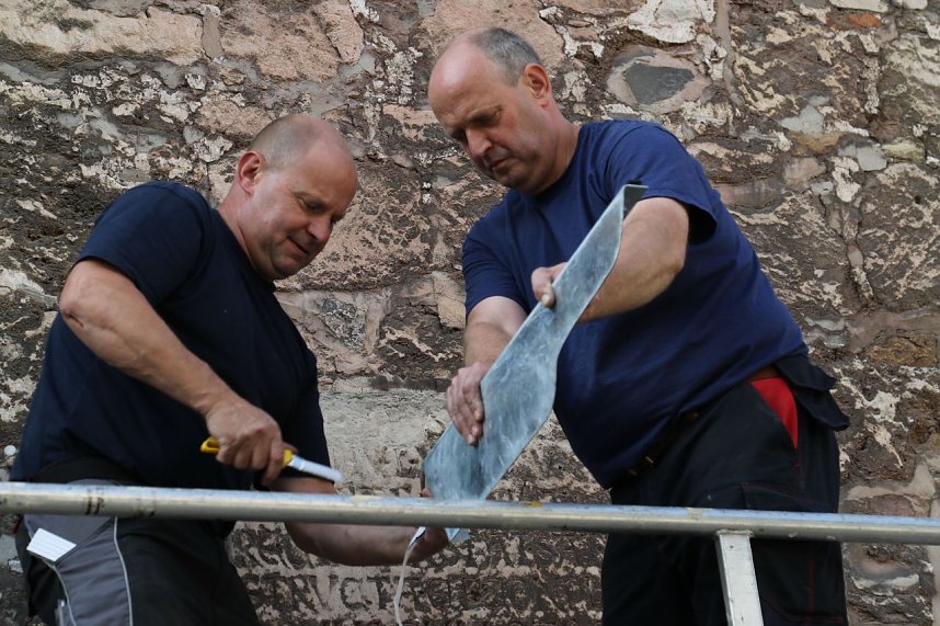 Am Rathaus wurde eine einfache L&ouml;sung gefunden die alten Steintafeln zu sichern