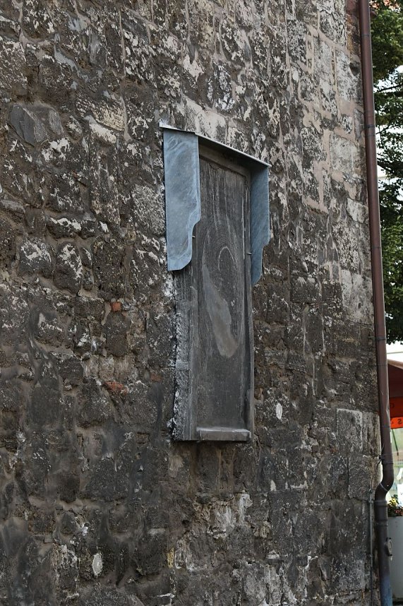 Am Rathaus wurde eine einfache L&ouml;sung gefunden die alten Steintafeln zu sichern