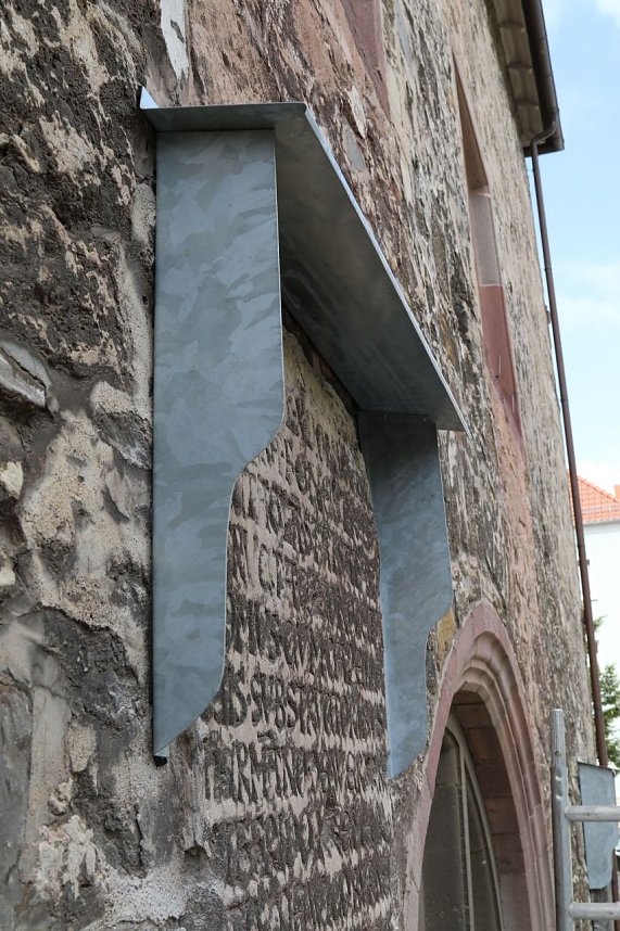 Am Rathaus wurde eine einfache L&ouml;sung gefunden die alten Steintafeln zu sichern