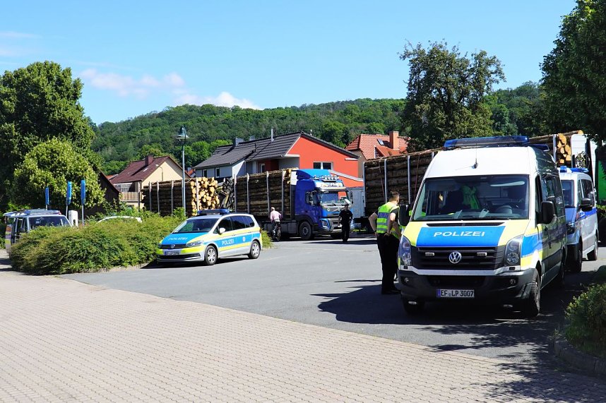 Gro&szlig;einsatz in Neustadt - die Polizei kontrollierte sieben Stunden lang Holztransporte