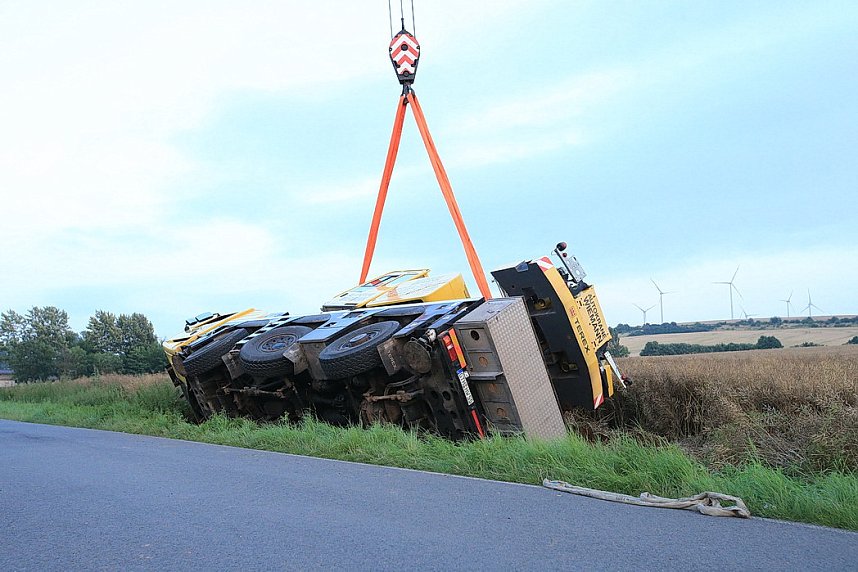 Umgest&uuml;rzte Kran bei Uthleben