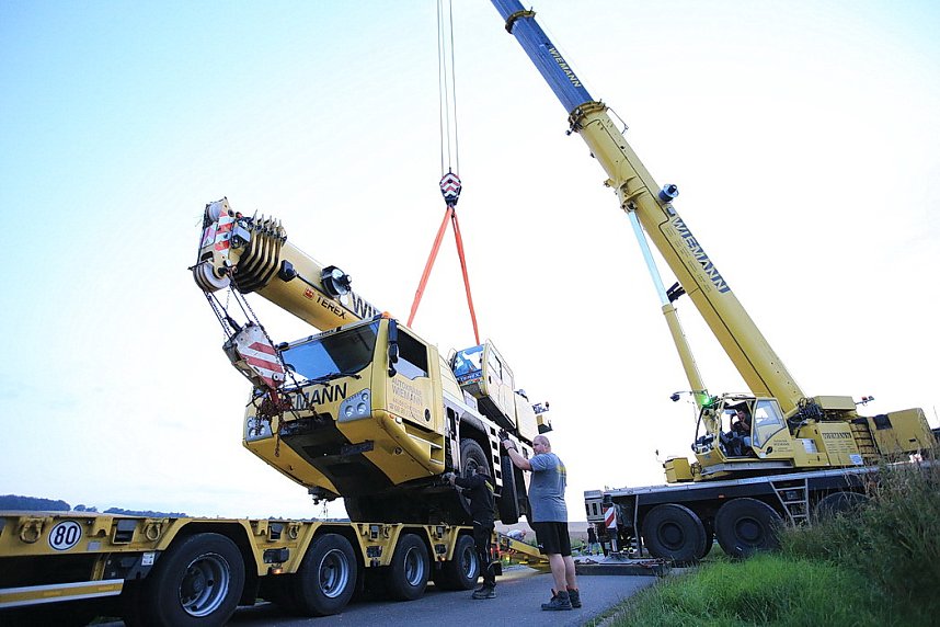 Umgest&uuml;rzte Kran bei Uthleben