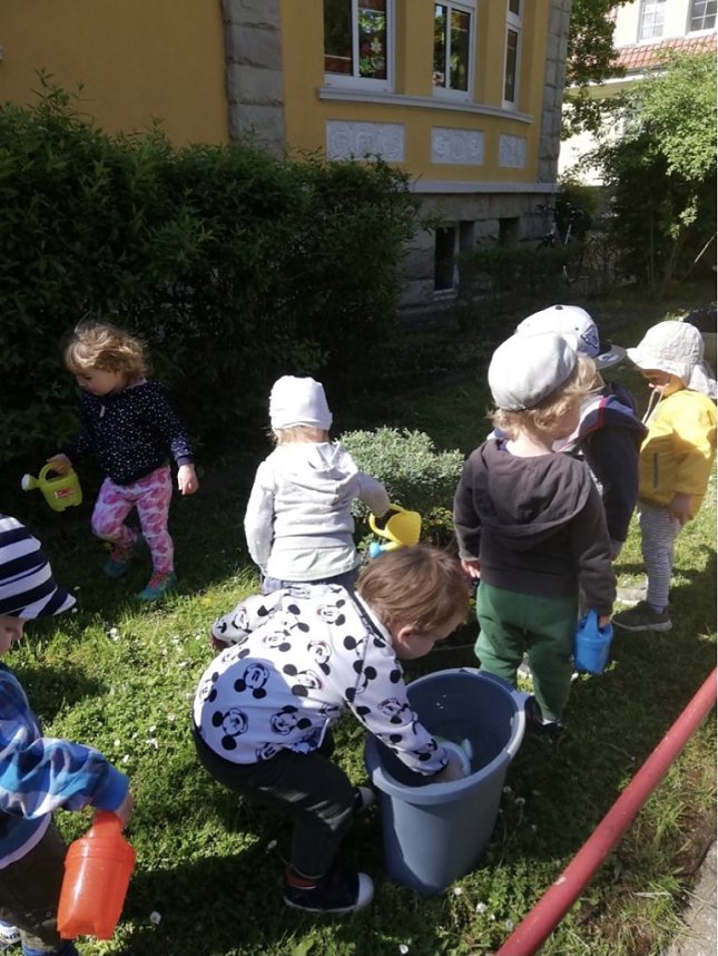 Freude an Blumen entwickeln die kleinen G&auml;rtner