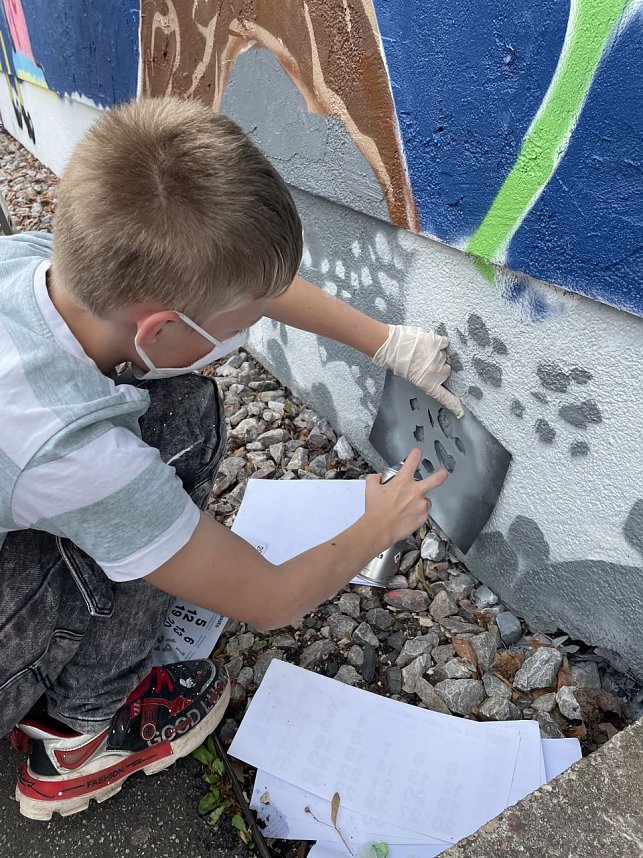 Ferienangebot mit Spraydose - an der Petersbergschule befasste man sich in der zweiten Ferienwoche mit einem Grafitti-Workshop
