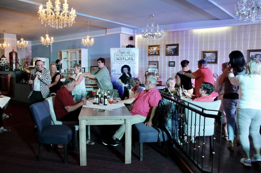 Glamour&ouml;se Travestie-Show im Cafe`Sahne in Nordhausen