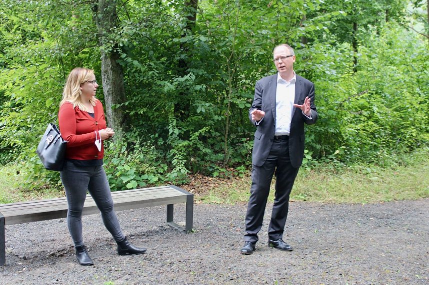 Katja Mitteldorf (DIE LINKE) stellvertretende Fraktionsvorsitzende im Th&uuml;ringer Landtag; Dr. Karsten Uhll, Leiter der KZ-Gedenkst&auml;tte Mittelbau-Dora
