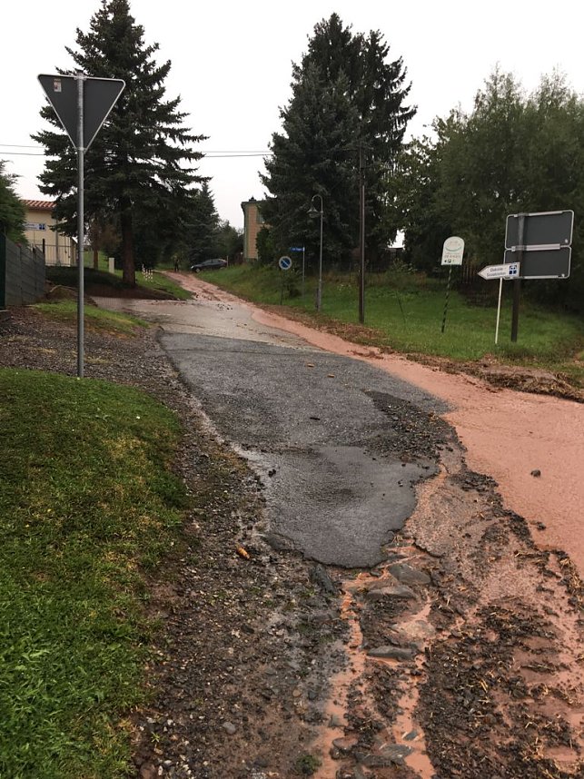 Aus dieser H&ouml;he kam das Unheil. Links hinter der Fichte ist ein Teil des Gemeinschaftshauses zu sehen. Das Auto rechts oben vor dem Haus brachte man noch rechtzeitig in Sicherheit.