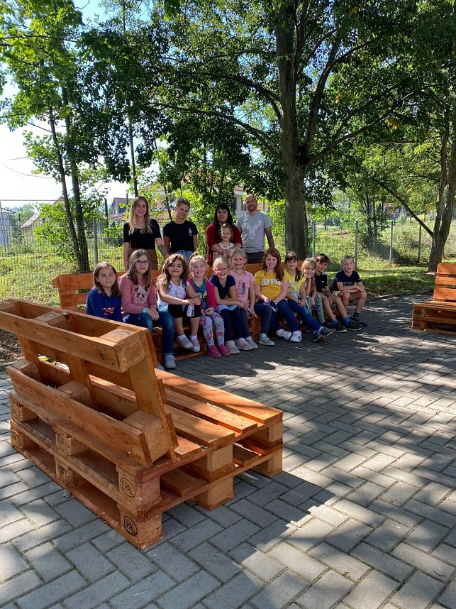 Neue Sitzgelegenheiten in der Grundschule "Am F&ouml;rstemannweg"