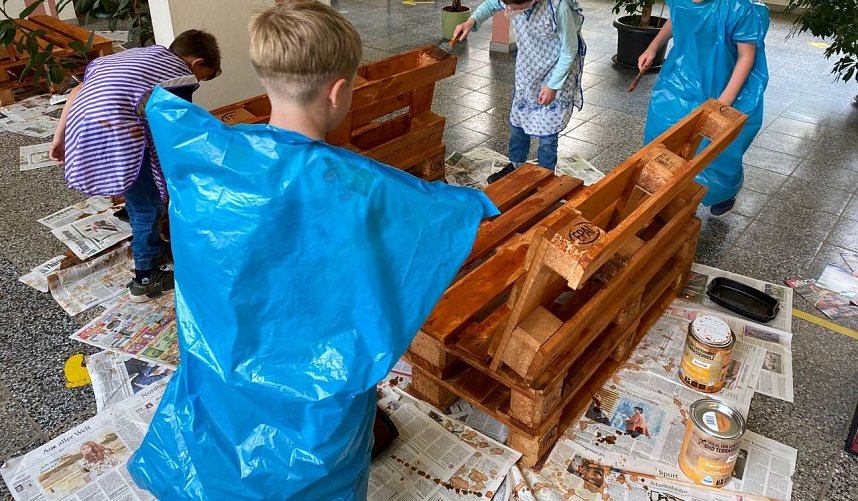 Neue Sitzgelegenheiten in der Grundschule "Am F&ouml;rstemannweg"