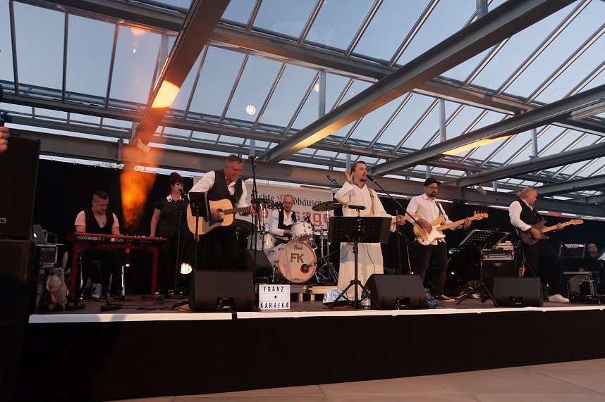 FRANZ KARAFKA und G&auml;ste auf dem Parkdeck der Marktpassage