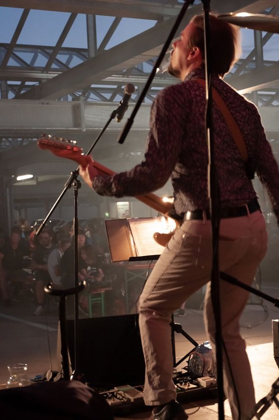 FRANZ KARAFKA und G&auml;ste auf dem Parkdeck der Marktpassage