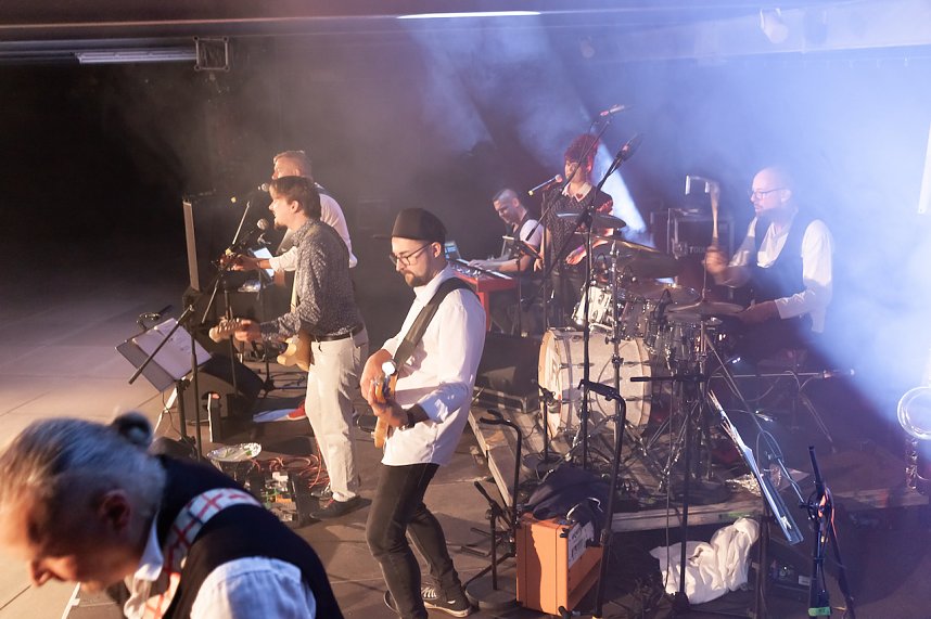 FRANZ KARAFKA und G&auml;ste auf dem Parkdeck der Marktpassage