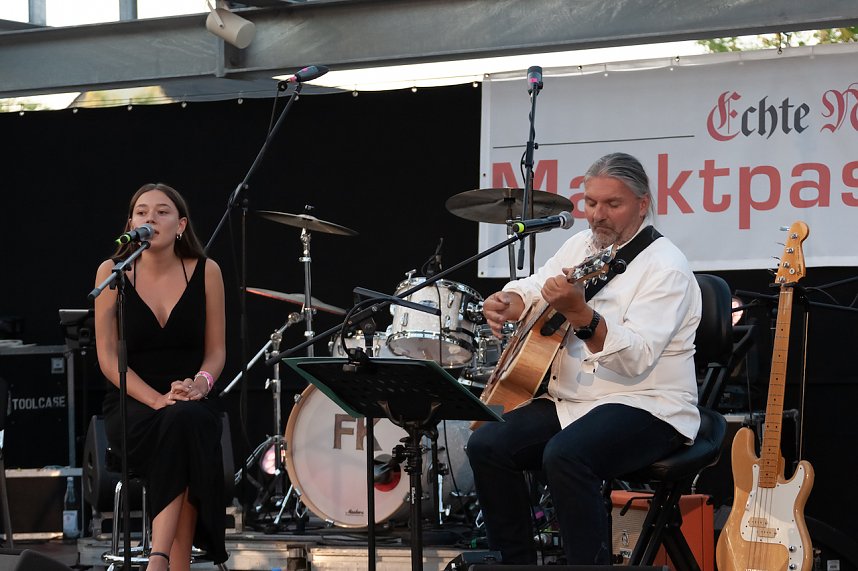 FRANZ KARAFKA und G&auml;ste auf dem Parkdeck der Marktpassage
