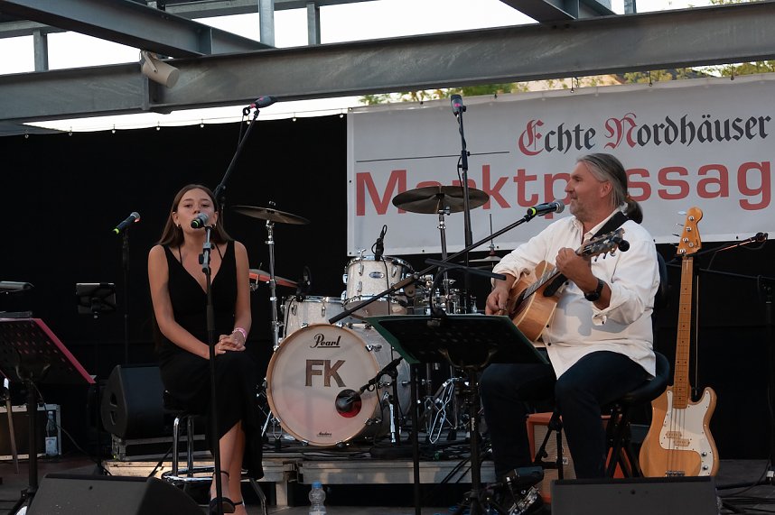 FRANZ KARAFKA und G&auml;ste auf dem Parkdeck der Marktpassage