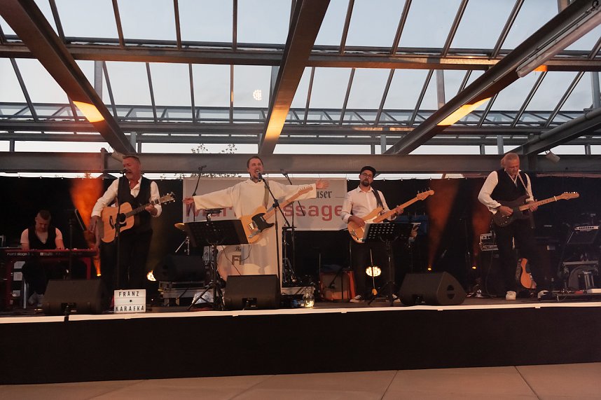 FRANZ KARAFKA und G&auml;ste auf dem Parkdeck der Marktpassage