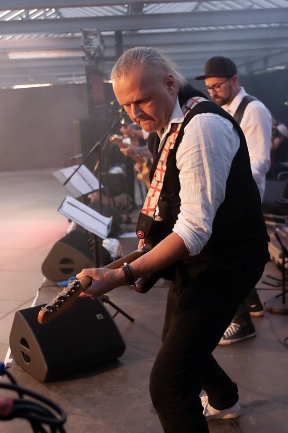 FRANZ KARAFKA und G&auml;ste auf dem Parkdeck der Marktpassage