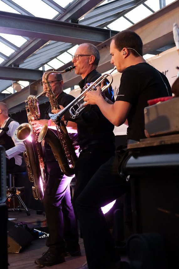 FRANZ KARAFKA und G&auml;ste auf dem Parkdeck der Marktpassage